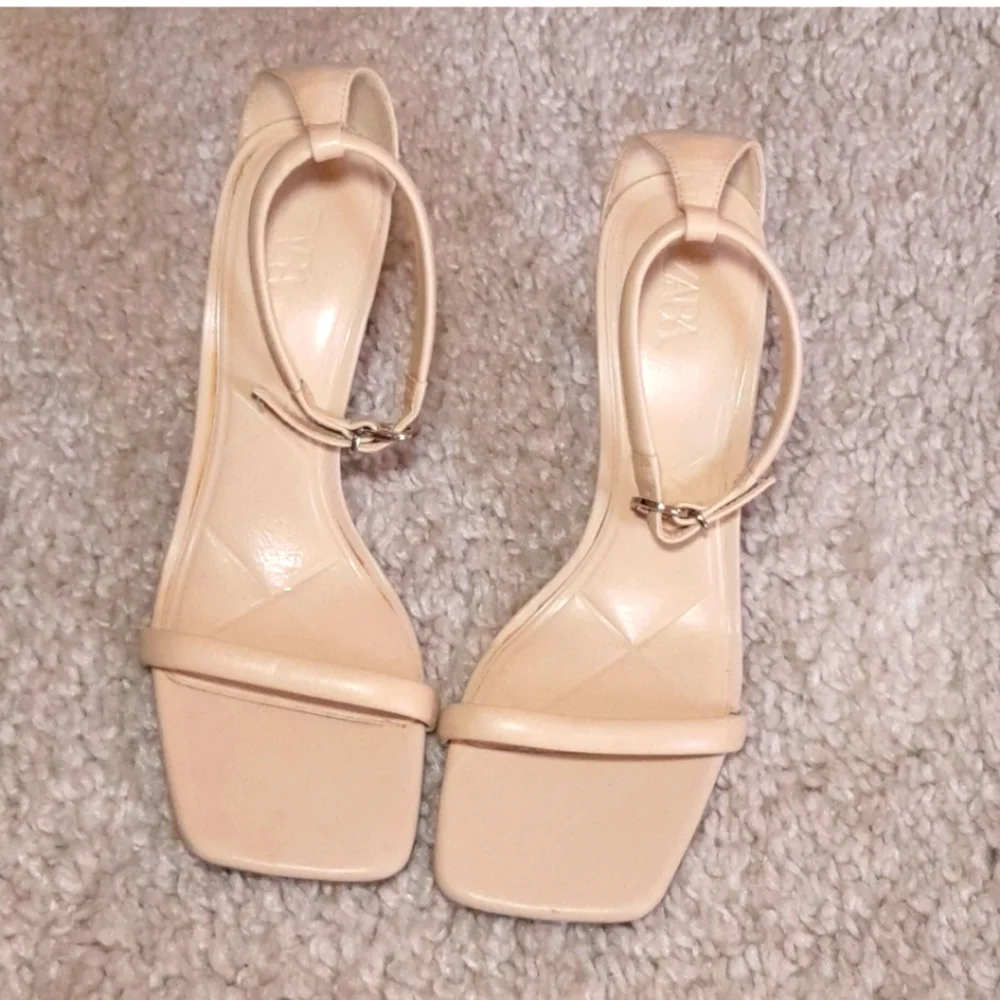 ZARA CREAM PUMPS Size 9 - Picture 4 of 14